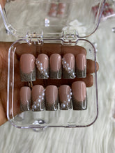 Load image into Gallery viewer, French Glitter w/ Pearls-press ons