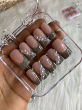 Load image into Gallery viewer, French Glitter w/ Pearls-press ons