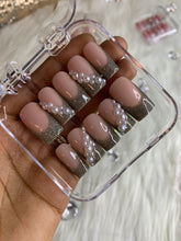 Load image into Gallery viewer, French Glitter w/ Pearls-press ons